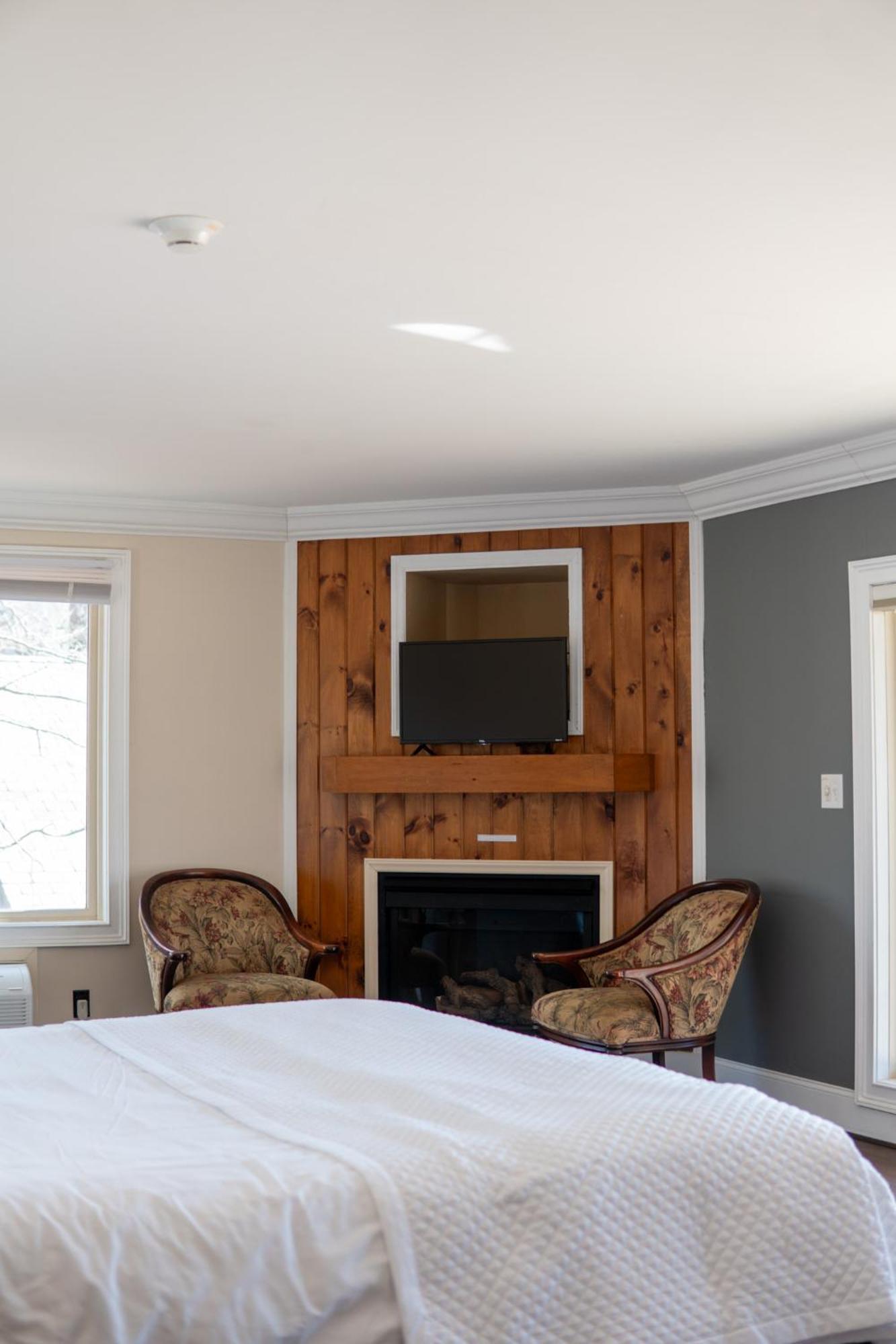 At Crestwood Inn 3*